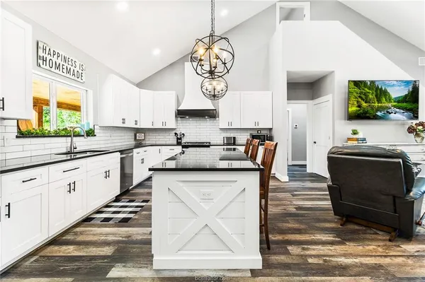 $1,100,000 | 7196 South County Road 458, Normangee, TX 77871