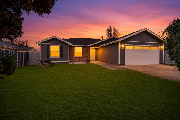 $399,900 | 959 Westrop Drive, Central Point, OR 97502