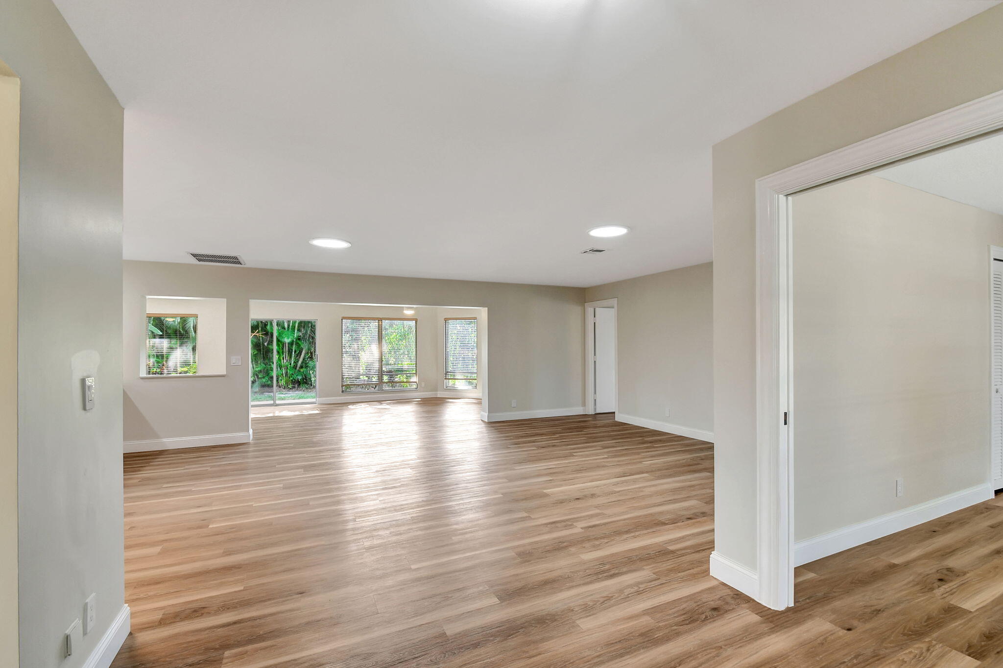 538 Forestview Drive Atlantis, FL 33462 - Photo 6 of 60 Living Area