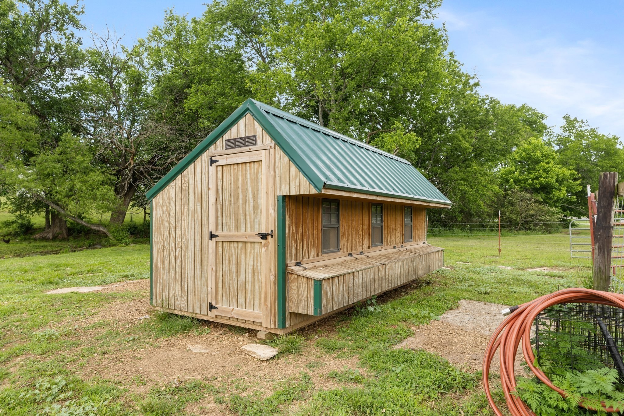 3310 Booker Ridge Road Mount Pleasant, TN 38474 - Photo 34 of 40 a backyard of a house with lots of green space