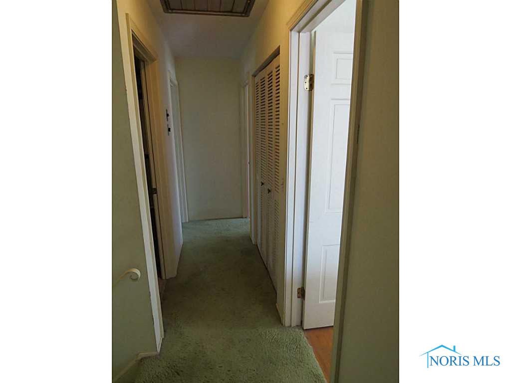 7540 Club Road Sylvania, OH 43560 - Photo 8 of 20 Exterior Front. upper hallway