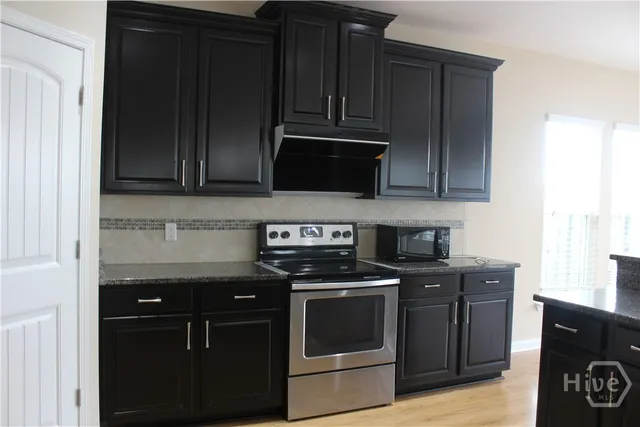 $2,400 | 216 Lake Pointe Drive, Savannah, GA 31407