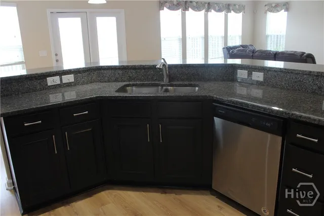 $2,400 | 216 Lake Pointe Drive, Savannah, GA 31407