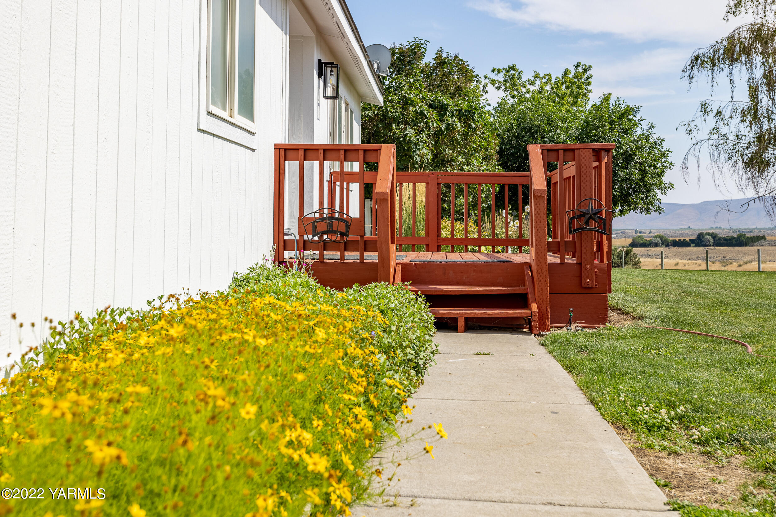 341 Winchester Road Yakima, WA 98908 - Photo 14 of 38 a house view with a garden space