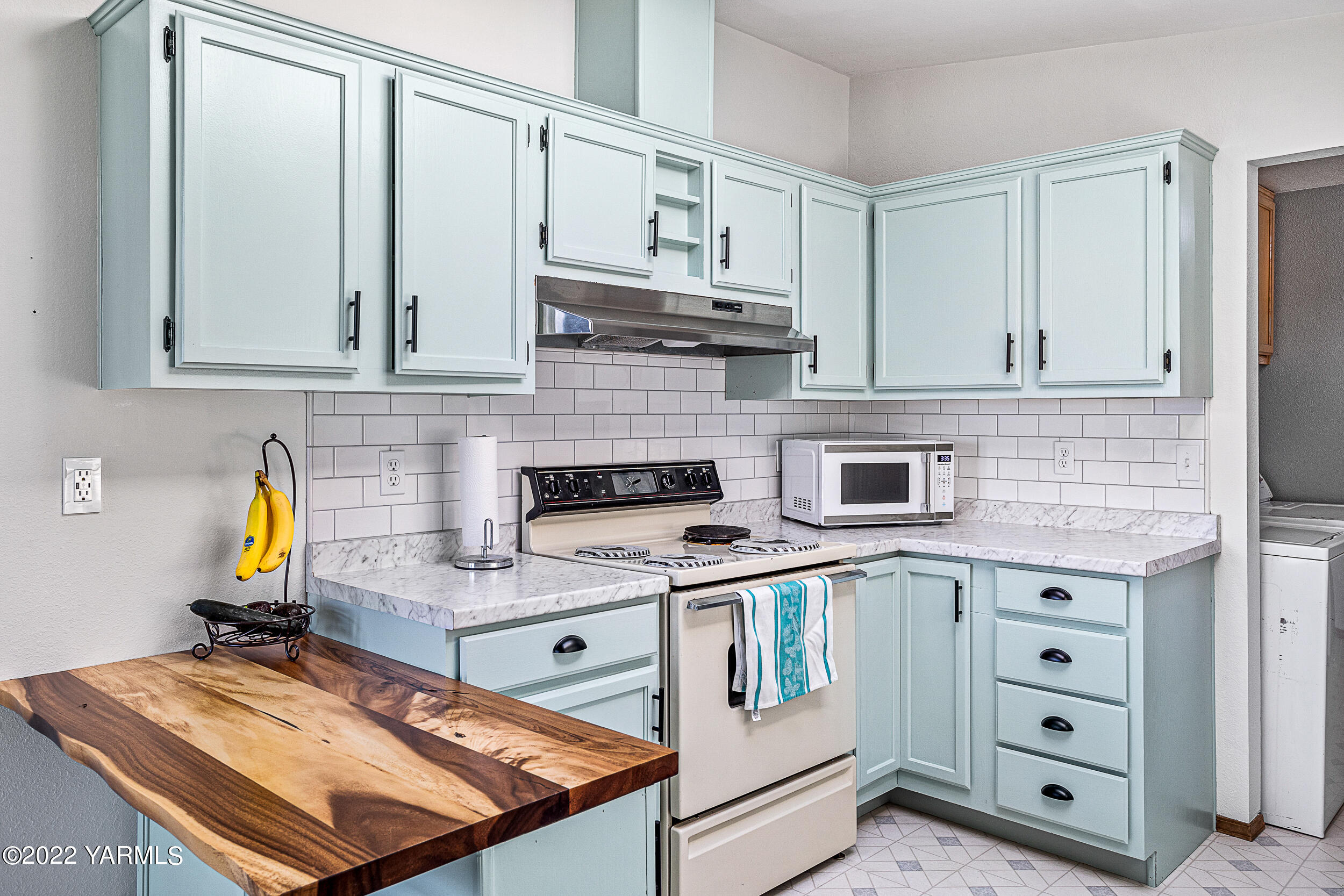 341 Winchester Road Yakima, WA 98908 - Photo 21 of 38 a kitchen with stainless steel appliances granite countertop a stove and a sink