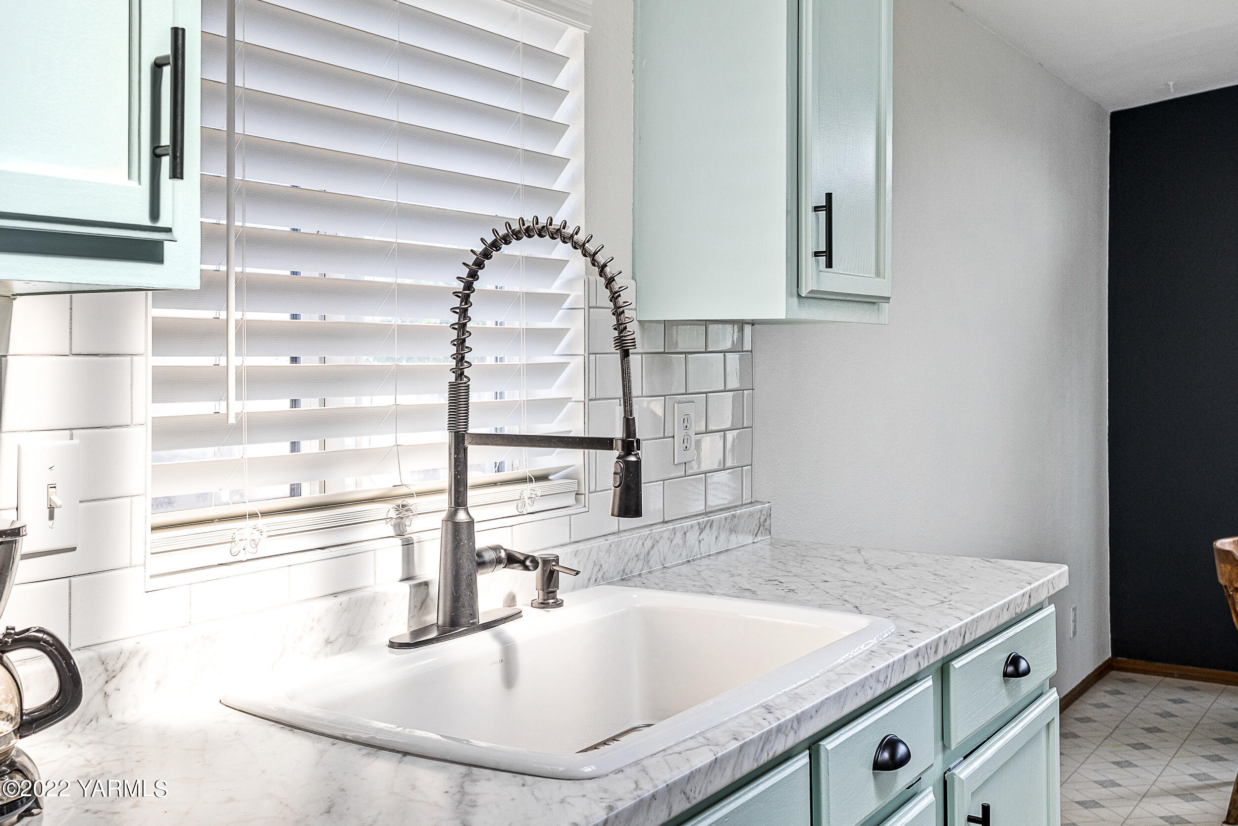 341 Winchester Road Yakima, WA 98908 - Photo 23 of 38 a kitchen with granite countertop a sink and a stove