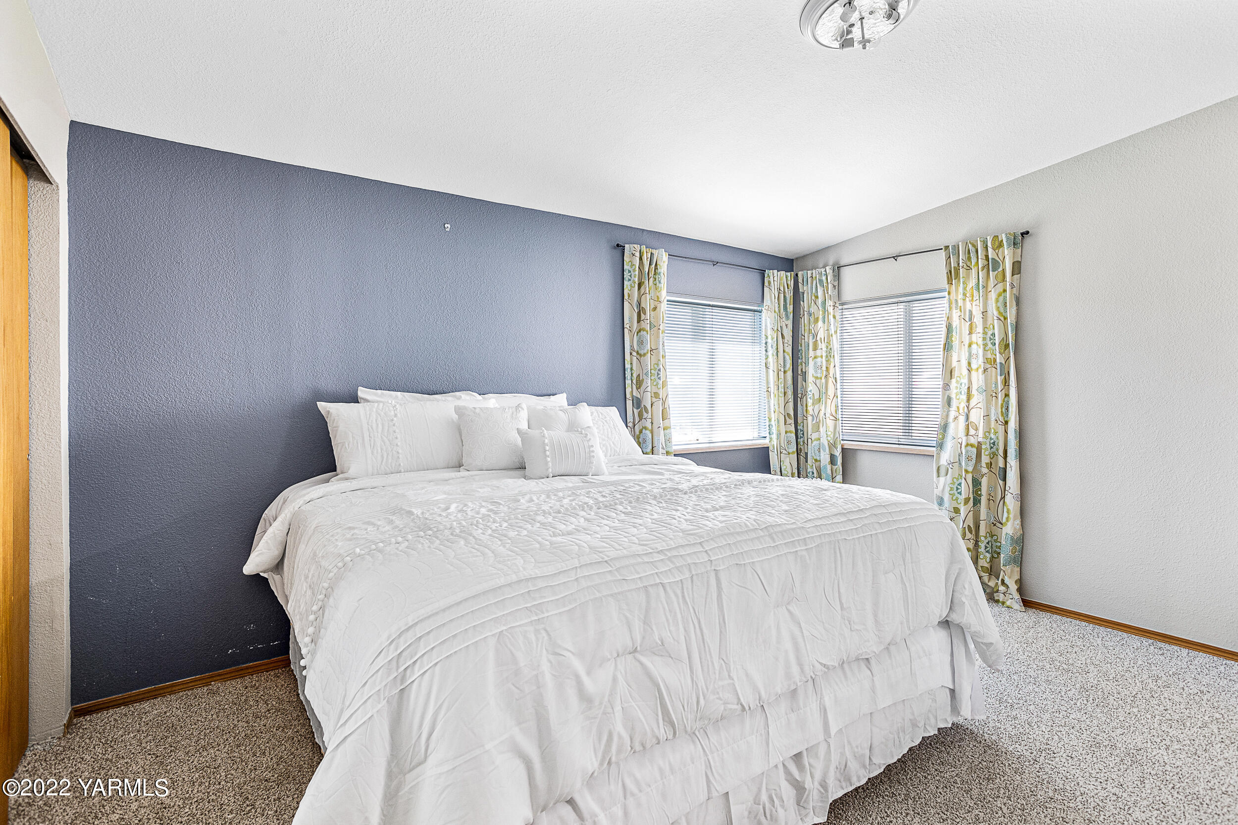 341 Winchester Road Yakima, WA 98908 - Photo 25 of 38 a bedroom with a bed and a window