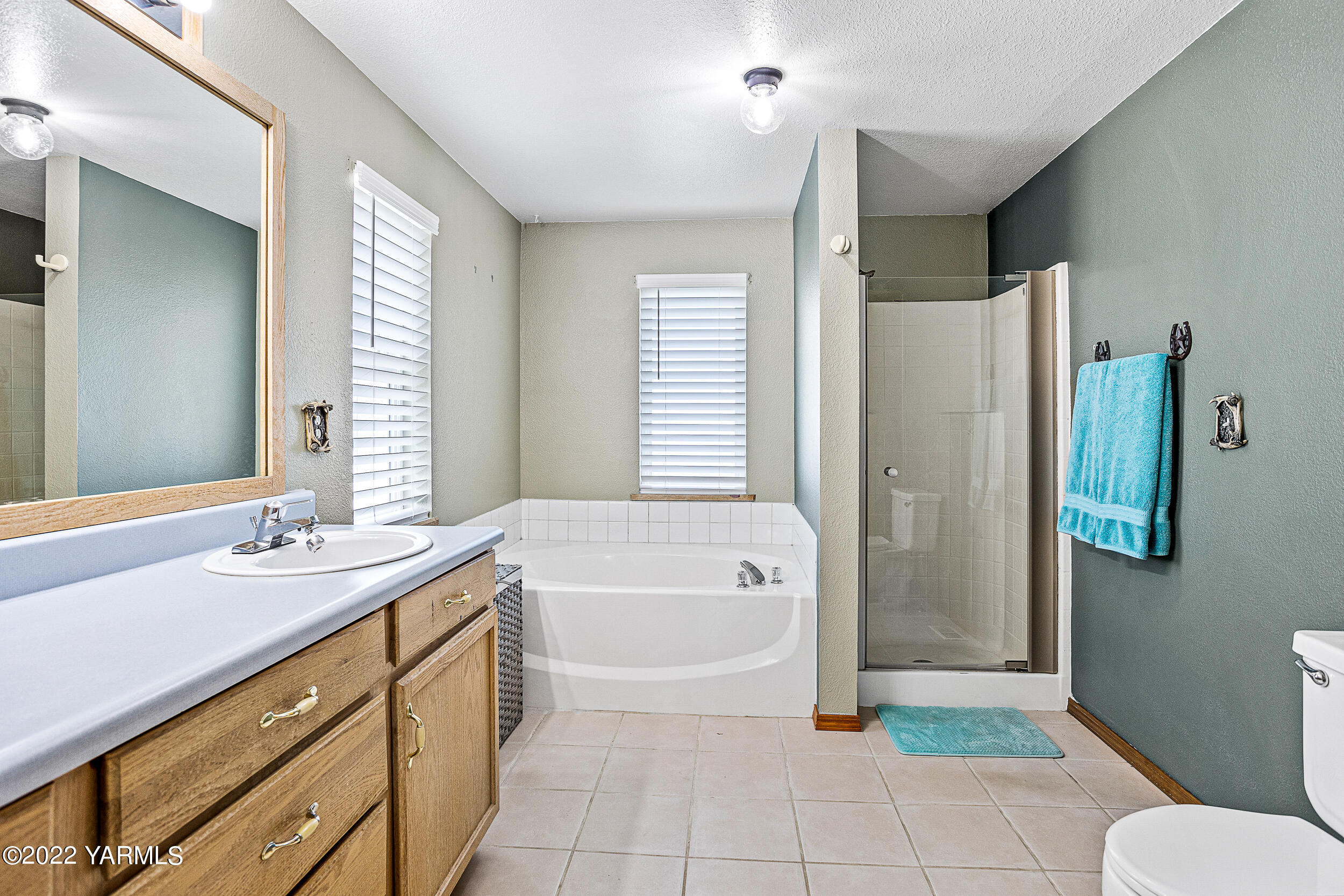 341 Winchester Road Yakima, WA 98908 - Photo 27 of 38 a spacious bathroom with a granite countertop sink a toilet and shower