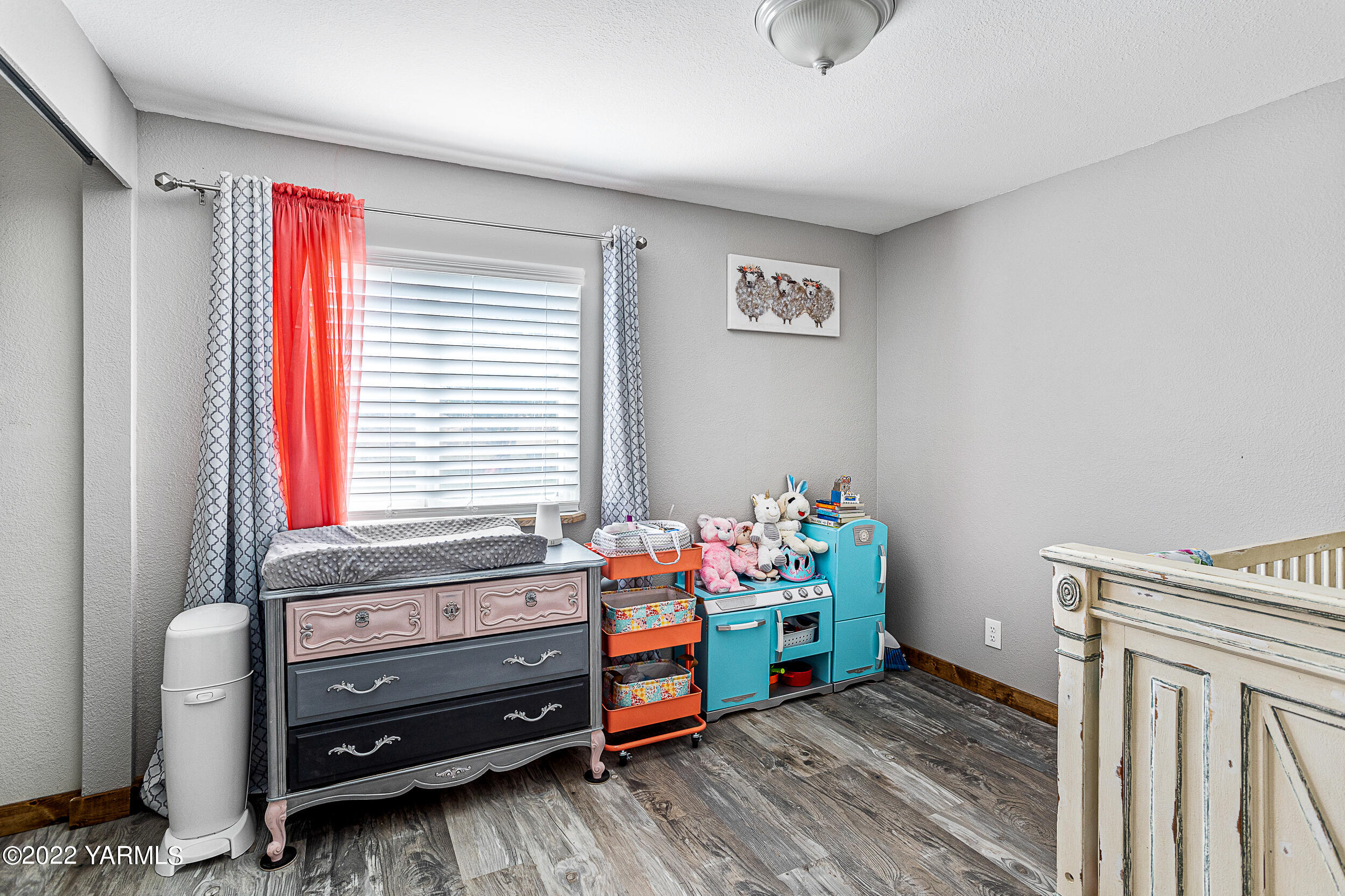 341 Winchester Road Yakima, WA 98908 - Photo 28 of 38 a bedroom with furniture and a window