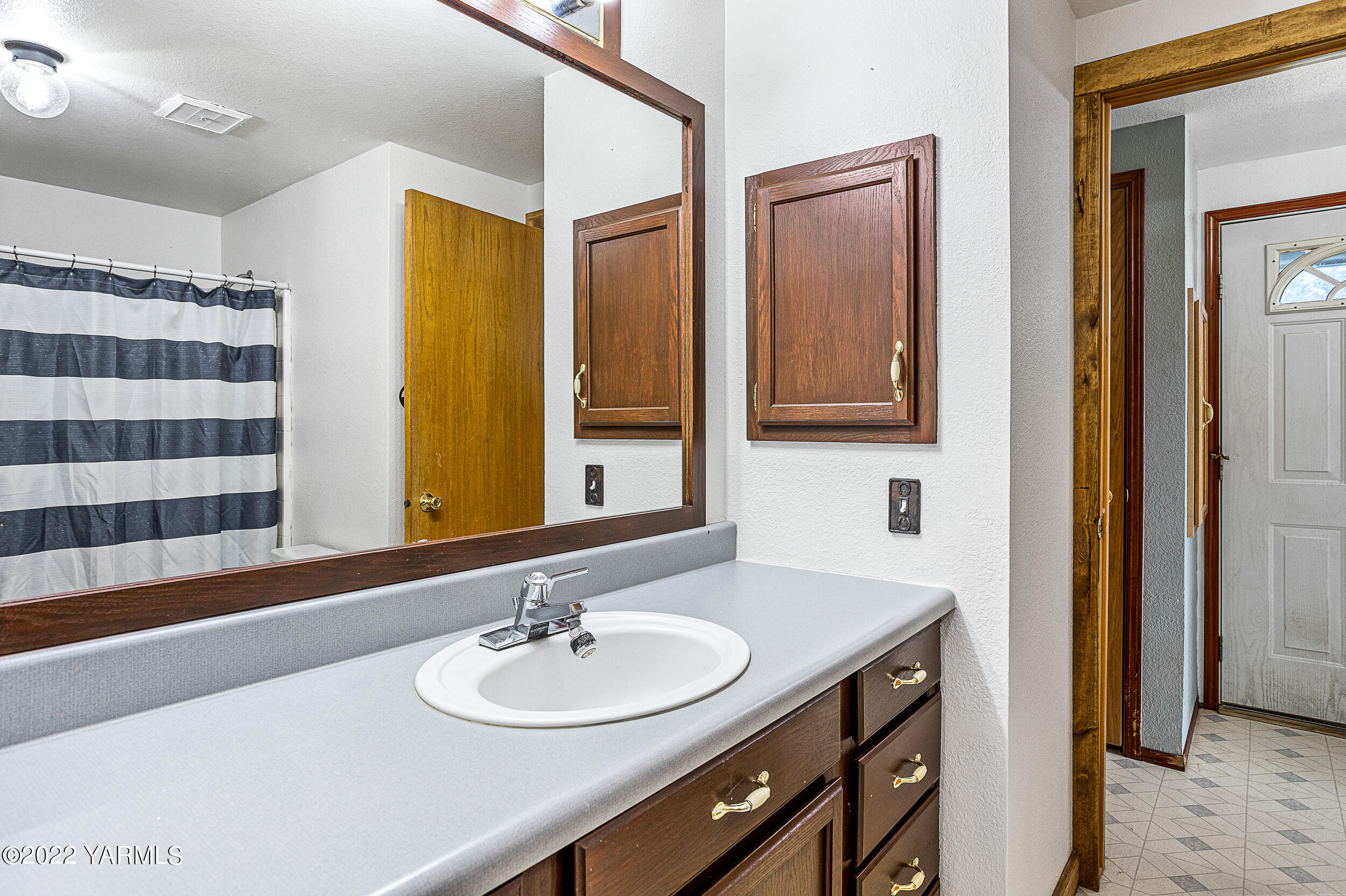 341 Winchester Road Yakima, WA 98908 - Photo 30 of 38 a bathroom with a sink and a mirror