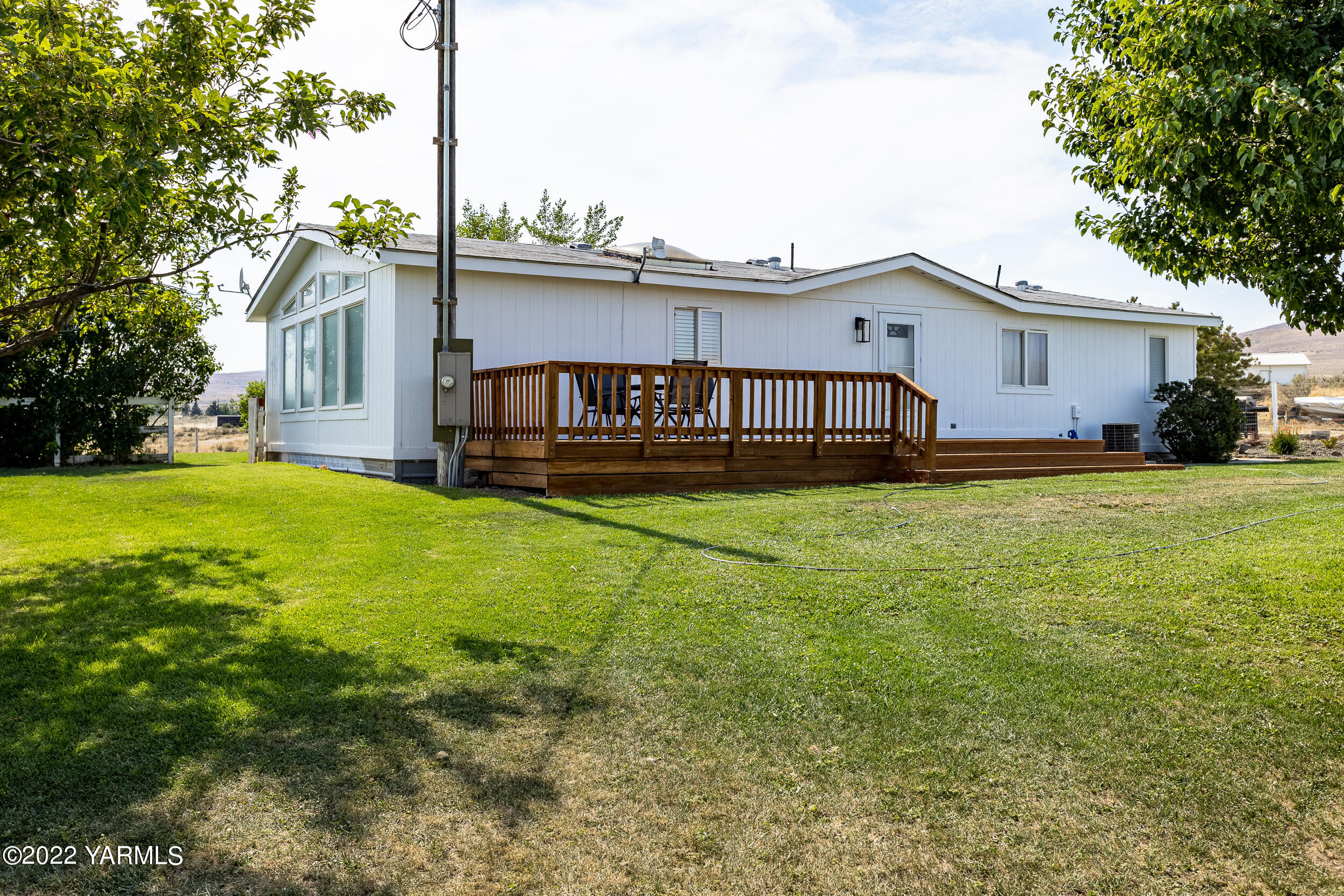 341 Winchester Road Yakima, WA 98908 - Photo 31 of 38 a view of a house with a yard and sitting area