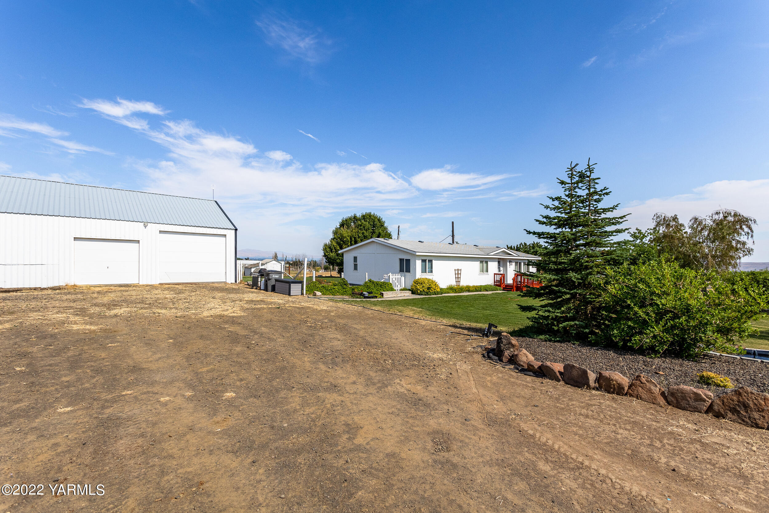 341 Winchester Road Yakima, WA 98908 - Photo 5 of 38 a front view of a house with a yard and garage