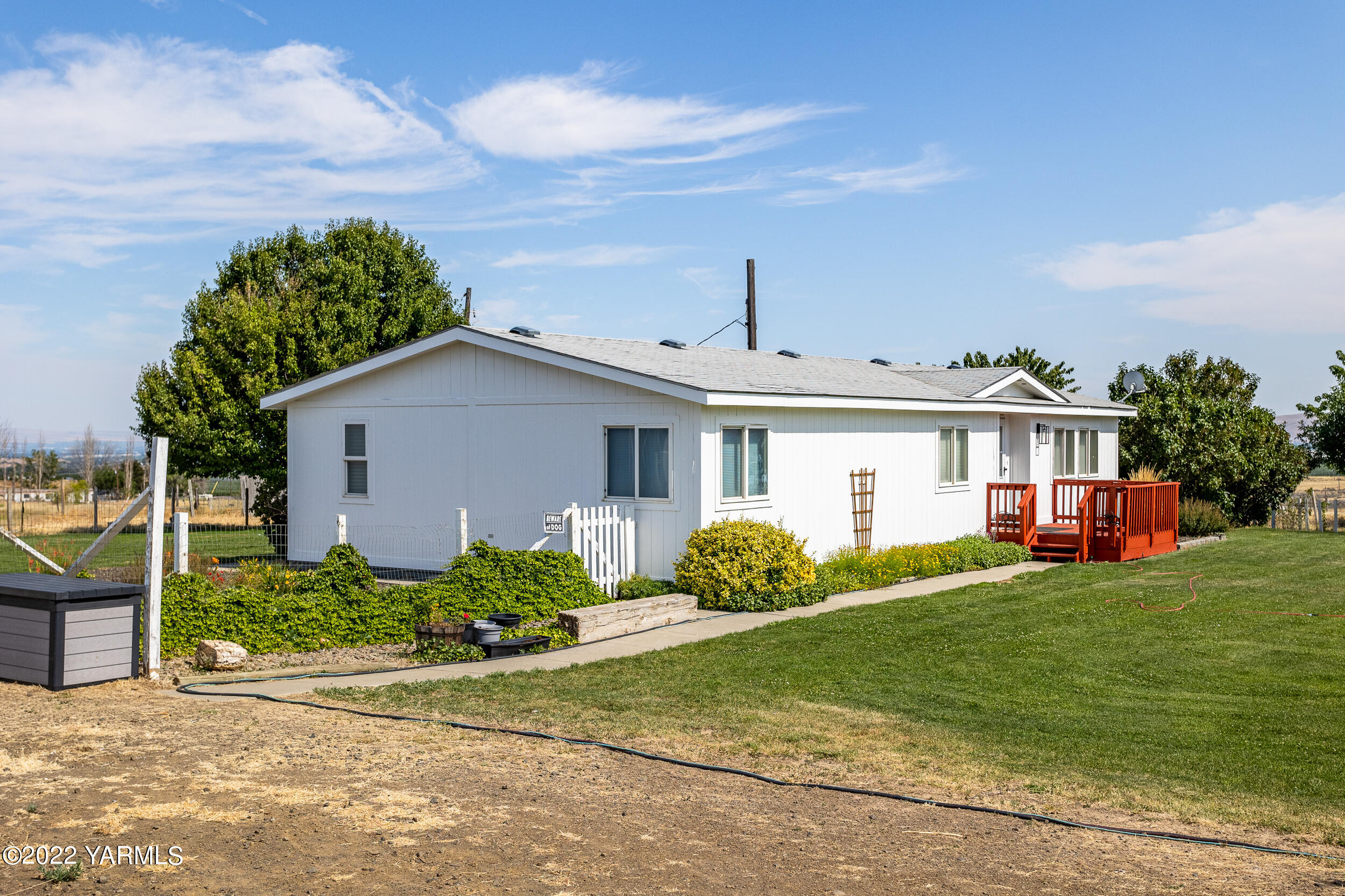 341 Winchester Road Yakima, WA 98908 - Photo 7 of 38 a front view of a house with garden