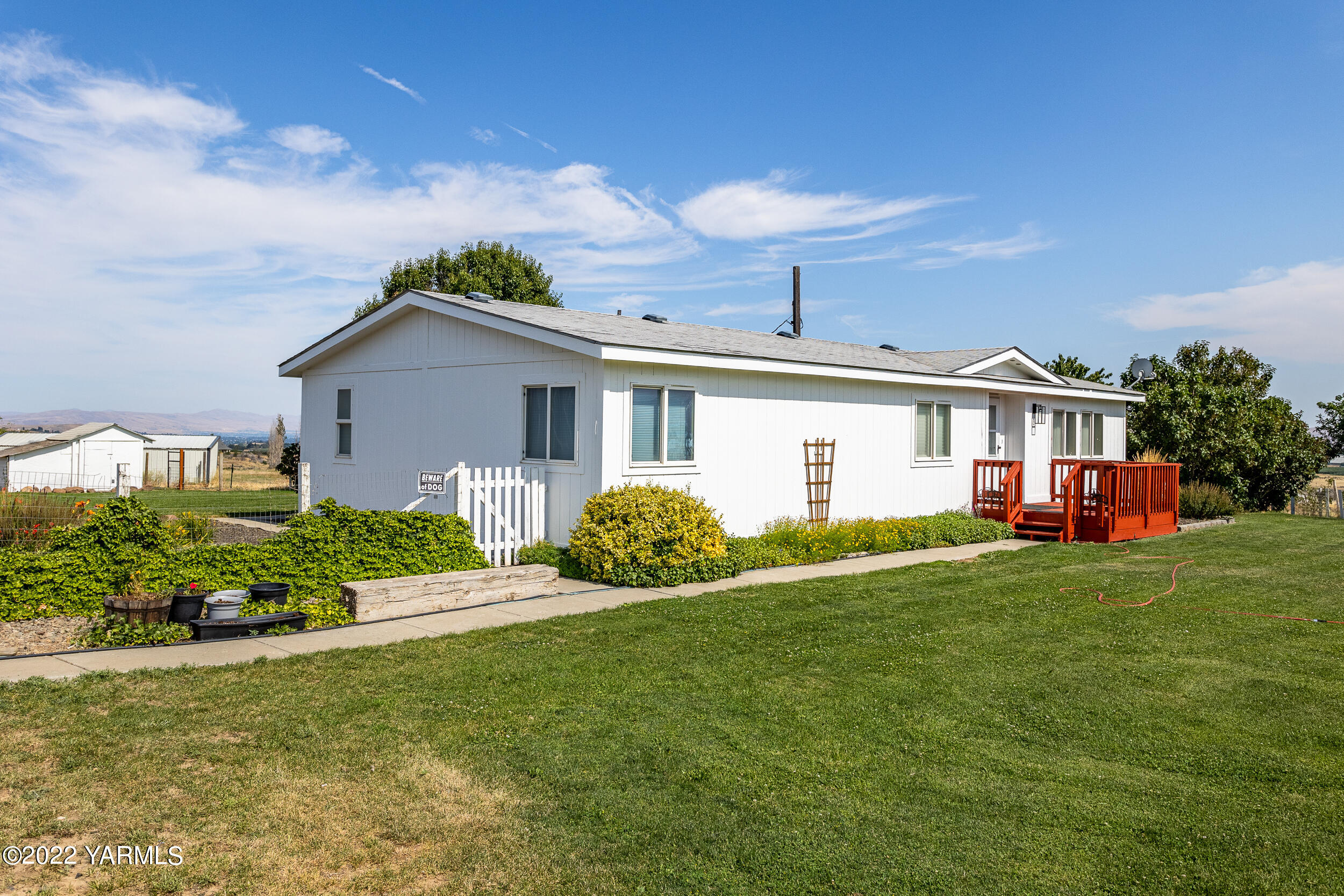 341 Winchester Road Yakima, WA 98908 - Photo 8 of 38 a front view of a house with a yard