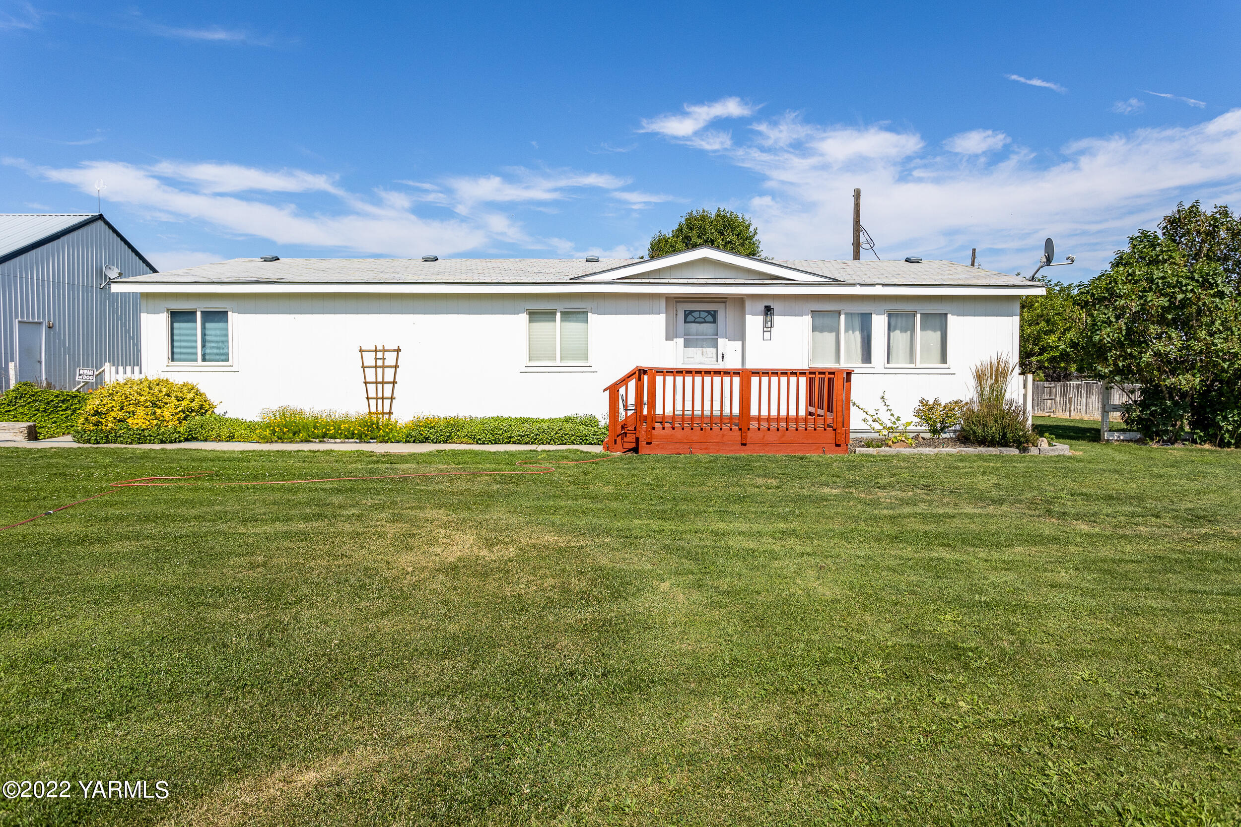 341 Winchester Road Yakima, WA 98908 - Photo 9 of 38 a front view of a house with garden