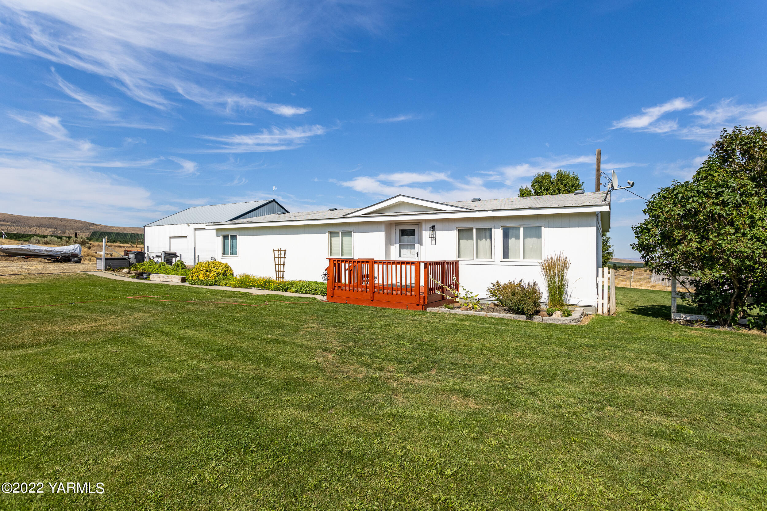341 Winchester Road Yakima, WA 98908 - Photo 10 of 38 a front view of a house with a garden