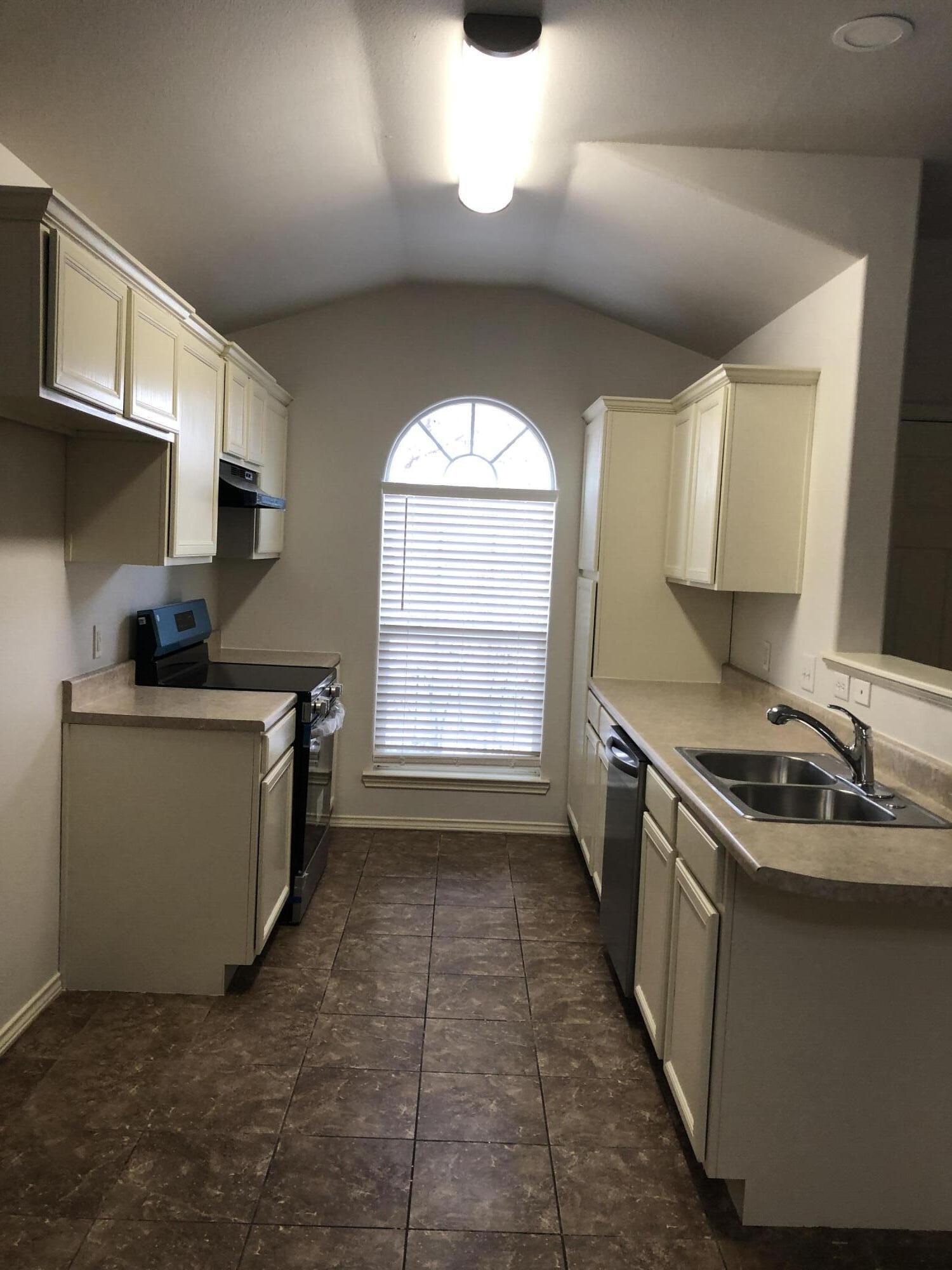 6705 84th Street Lubbock, TX 79424 - Photo 4 of 22 IMG_9479