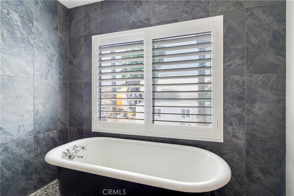 20970 Rider Street Perris, CA 92570 - Photo 20 of 49 Primary Bathroom Tub