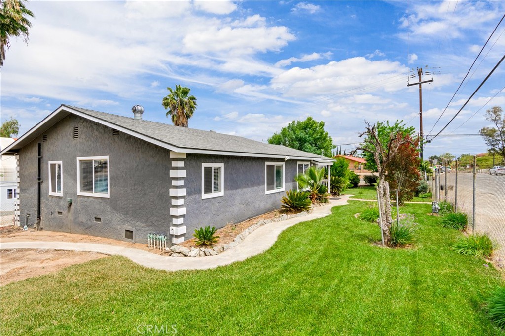20970 Rider Street Perris, CA 92570 - Photo 5 of 49 Front Yard