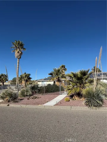 $2,900 | 17712 Siskiyou Road, Apple Valley, CA 92307