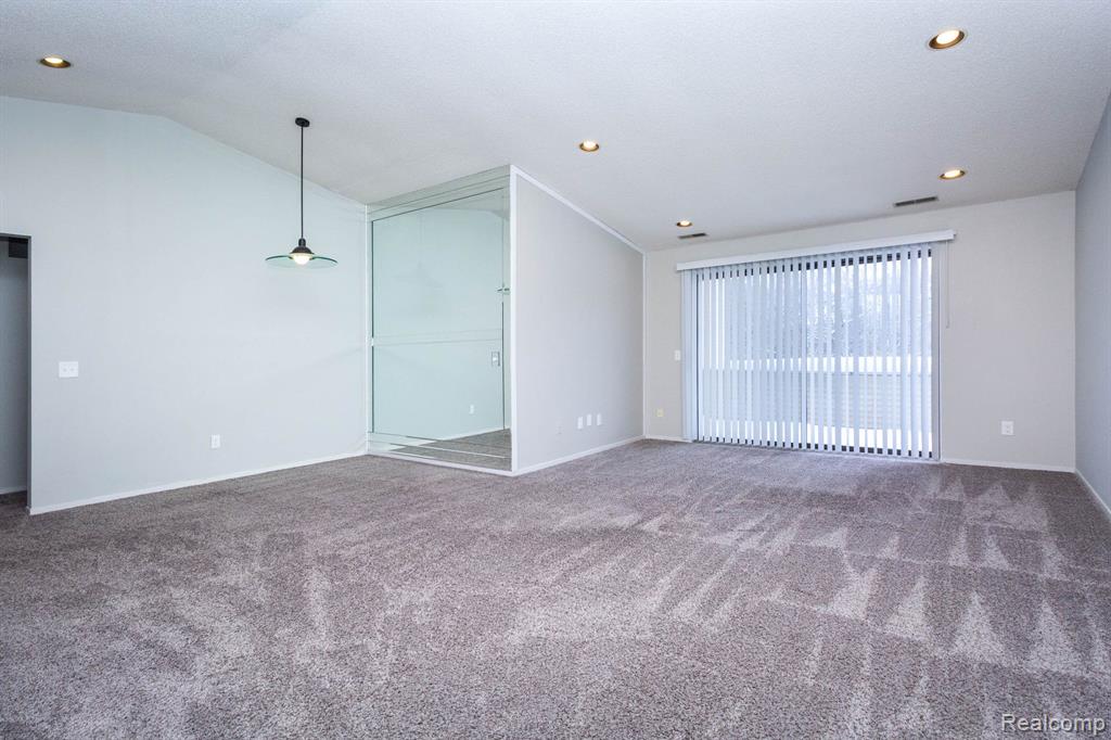 6580 Ridgefield Circle, Unit 202 West Bloomfield, MI 48322 - Photo 5 of 23