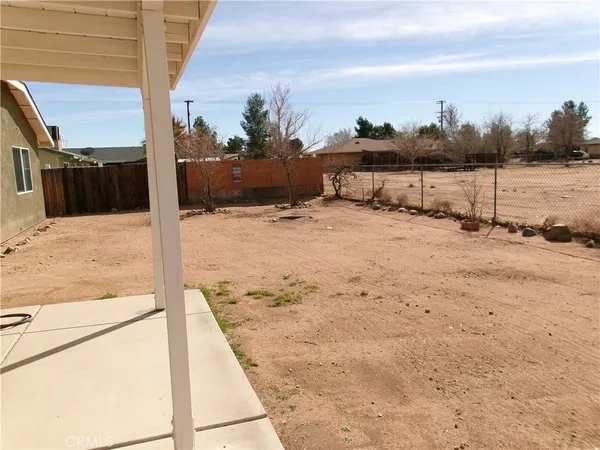 $2,300 | 14936 Central Road, Apple Valley, CA 92307