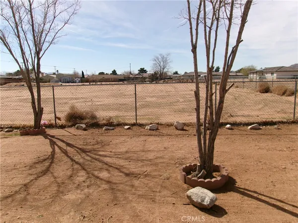 $2,300 | 14936 Central Road, Apple Valley, CA 92307