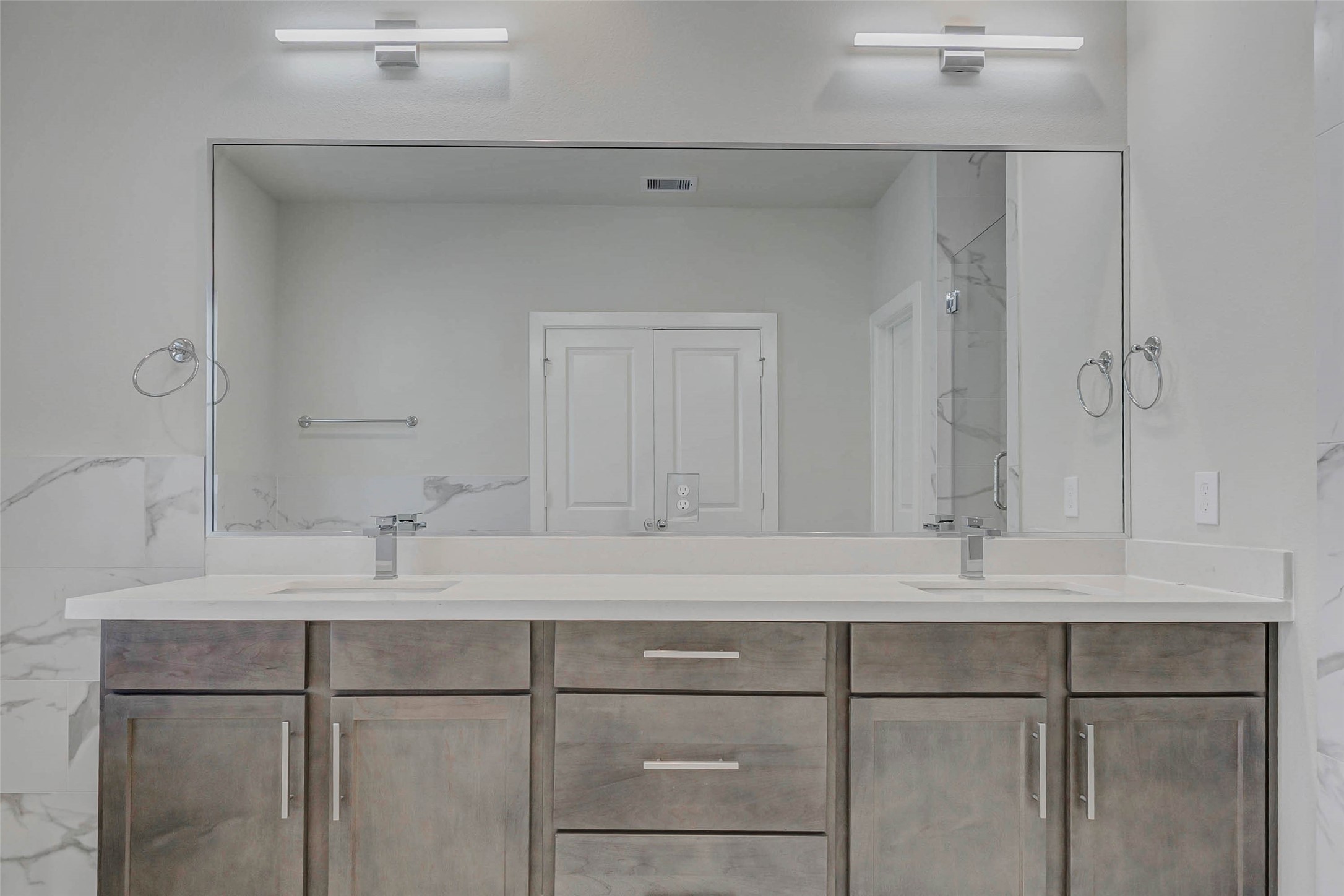 6313 Nelson Falls Lane Houston, TX 77008 - Photo 24 of 34 a bathroom with a sink and a mirror