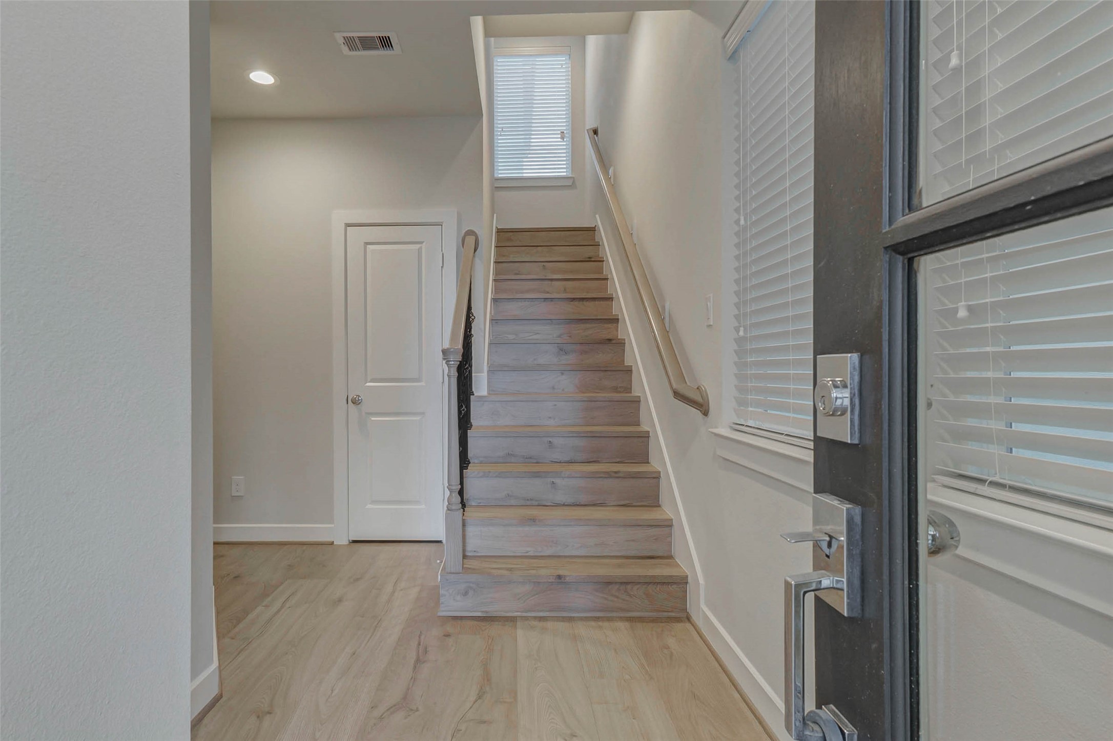 6313 Nelson Falls Lane Houston, TX 77008 - Photo 4 of 34 a view of entryway