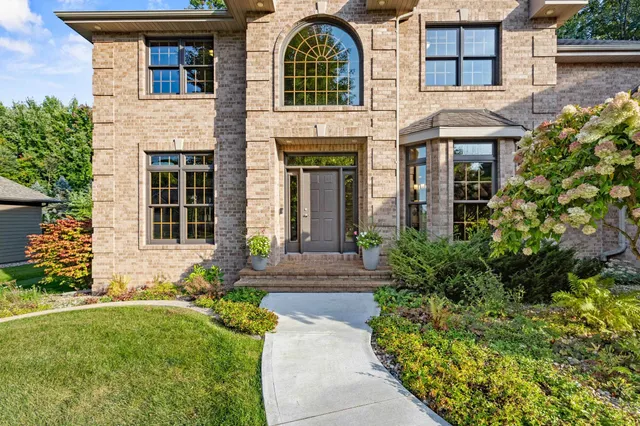 $874,900 | 4327 Hilton Head Drive, Oneida, WI 54155