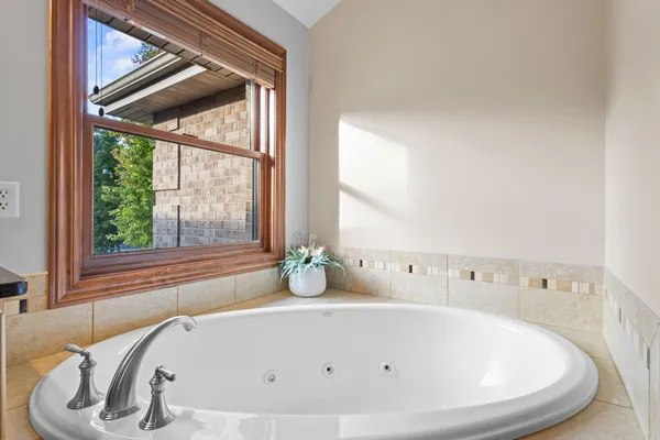 $859,000 | 4327 Hilton Head Drive, Oneida, WI 54155