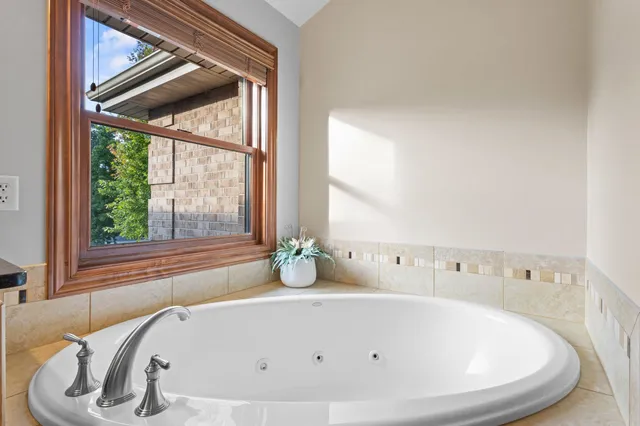 $874,900 | 4327 Hilton Head Drive, Oneida, WI 54155