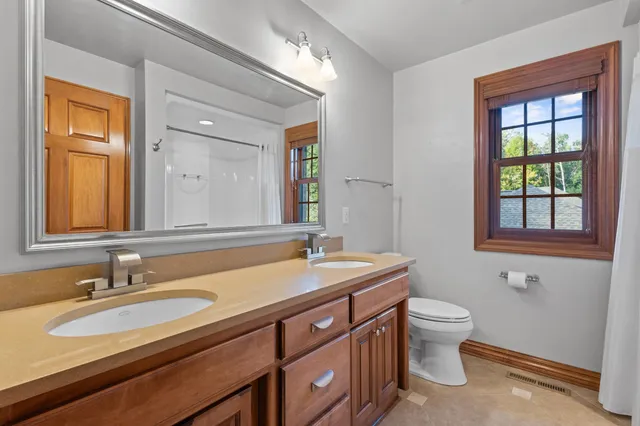 $874,900 | 4327 Hilton Head Drive, Oneida, WI 54155