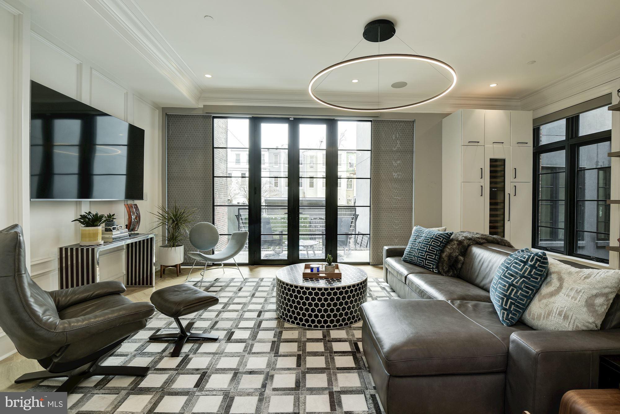 1313 R Street Northwest, Unit 1 Washington, DC 20009 - Photo 5 of 36 Spacious interior - family room with built-ins
