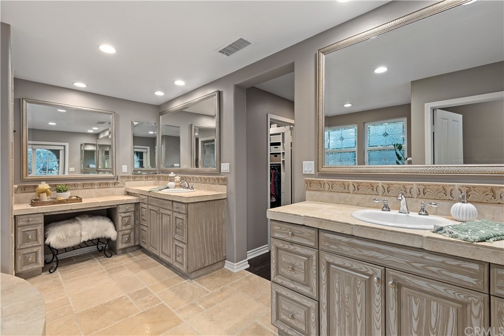 7337 Corte Brisa Carlsbad, CA 92009 - Photo 29 of 44