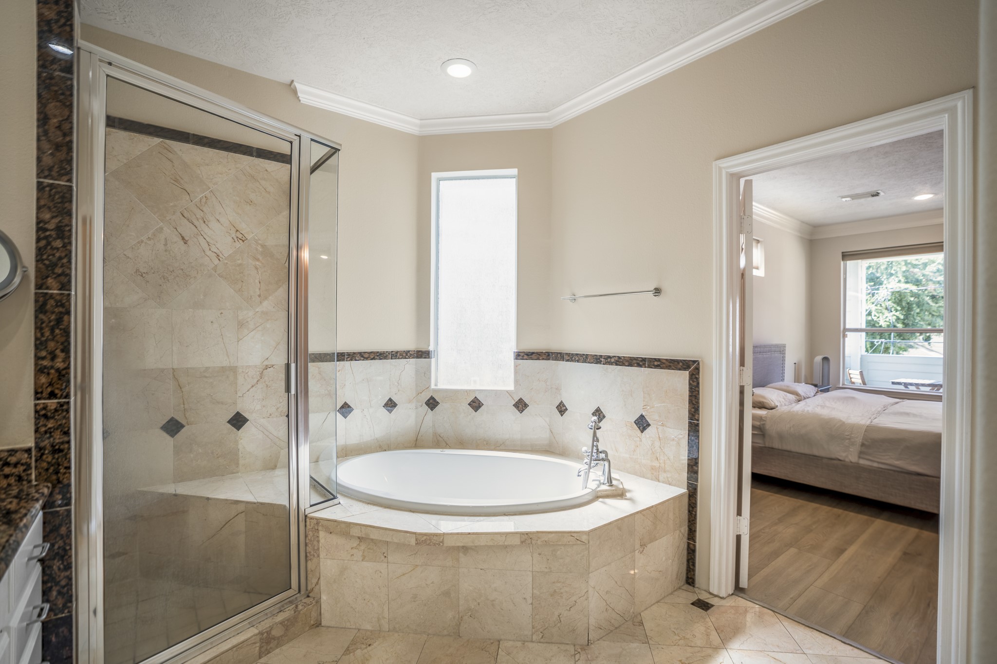 4236 Drake Street Houston, TX 77005 - Photo 22 of 43 Spa-inspired tub with a separate walk-in shower for a luxurious retreat, suitable regardless of your preference.