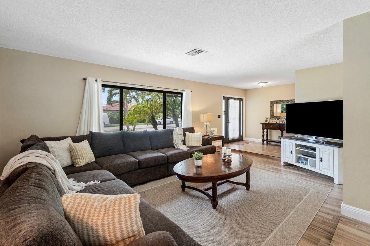 1521 Northwest 7th Street Boca Raton, FL 33486 - Photo 4 of 22 008-1521Northwest7thStreet-BocaRaton-FL-