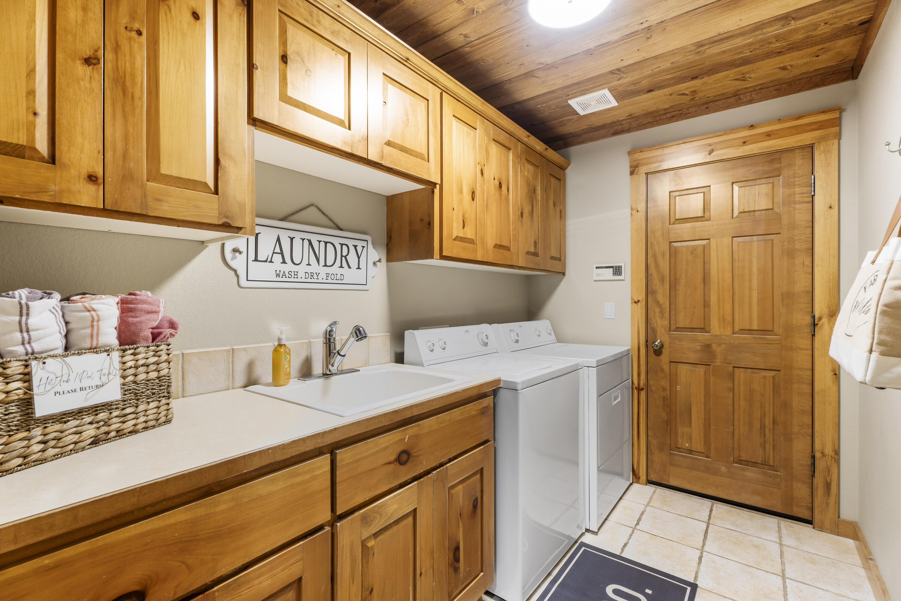 18189 Oregon Loop, Unit 5 Sunriver, OR 97707 - Photo 25 of 41 Laundry Room