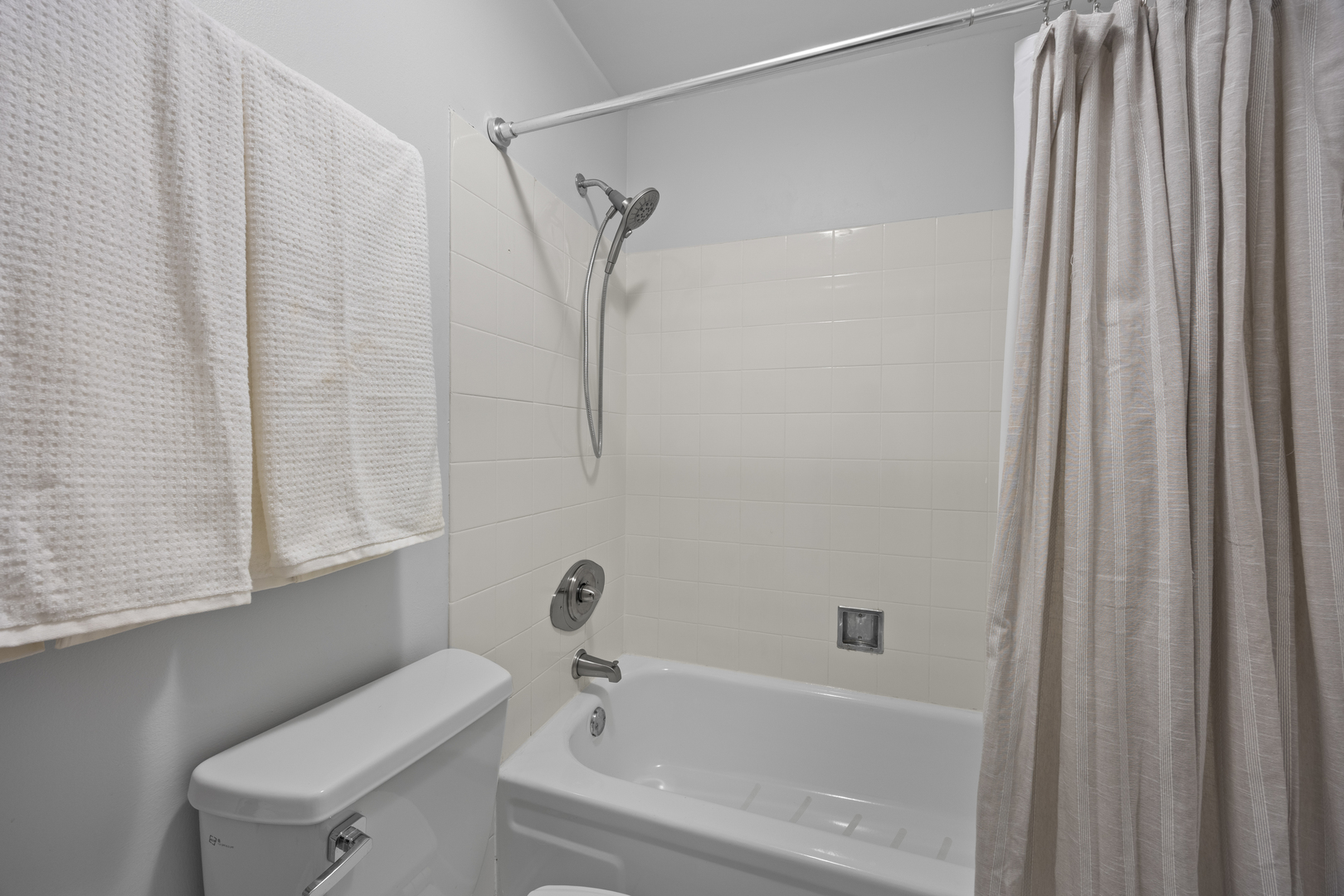 740 South Federal Street, Unit 710 Chicago, IL 60605 - Photo 16 of 23 a bathroom with a toilet and a bathtub