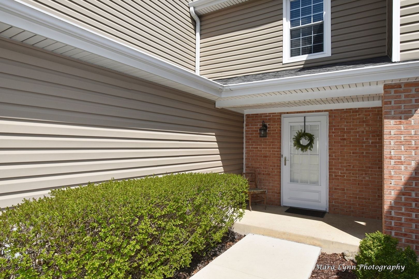 54 Jericho Lane Batavia, IL 60510 - Photo 2 of 29 a potted plant sitting in front of a house