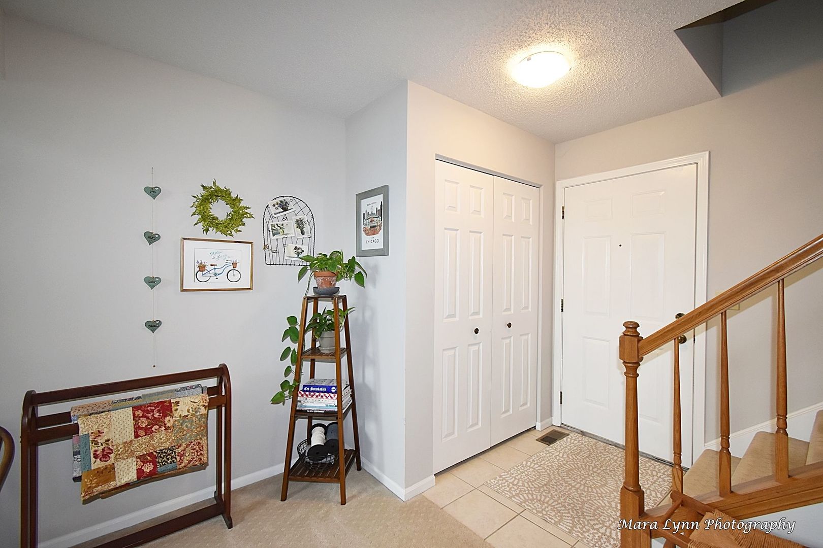 54 Jericho Lane Batavia, IL 60510 - Photo 3 of 29 a view of a hallway with workspace