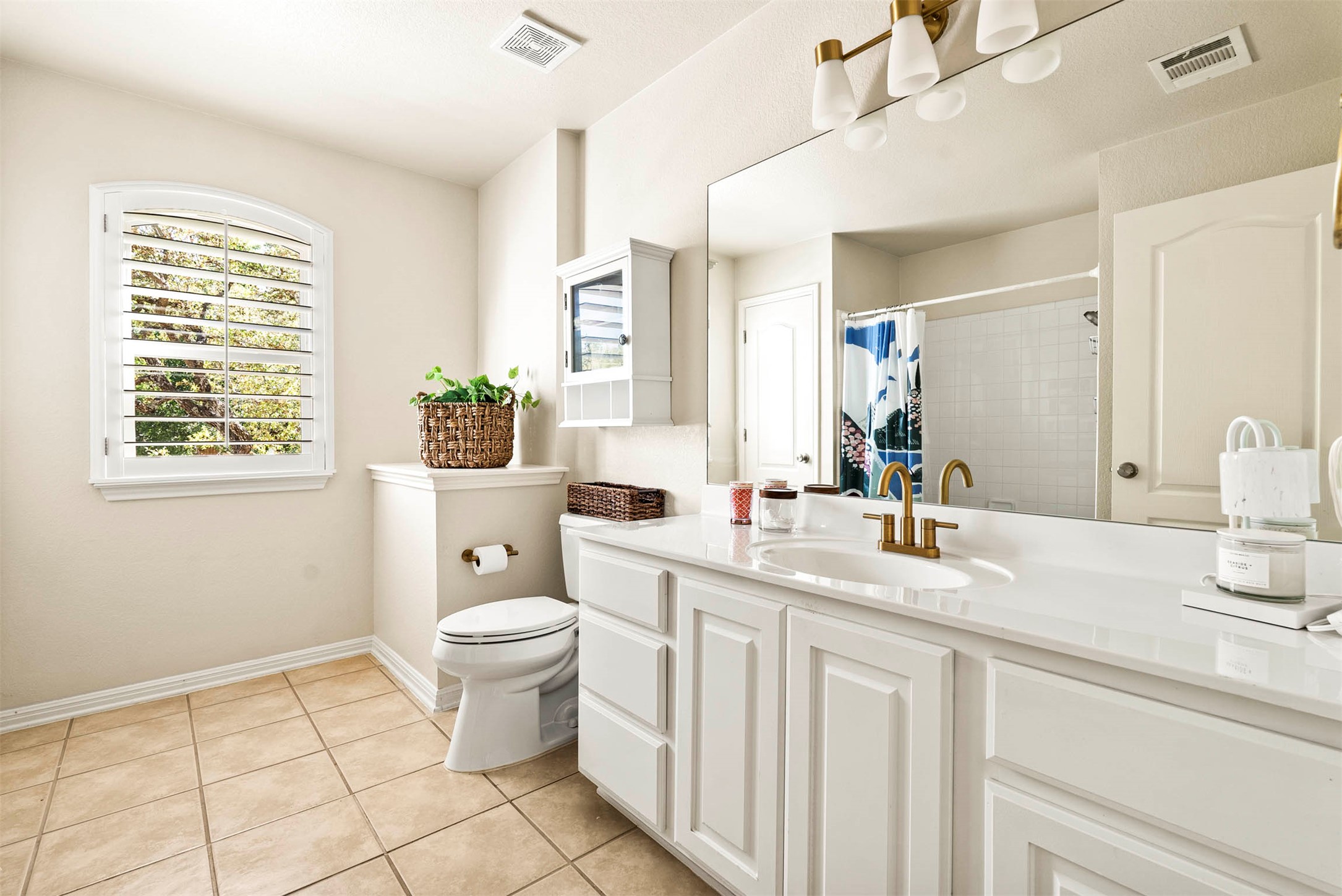 6720 Hansa Loop Austin, TX 78739 - Photo 27 of 38 Additional guest bathroom on the 2nd floor