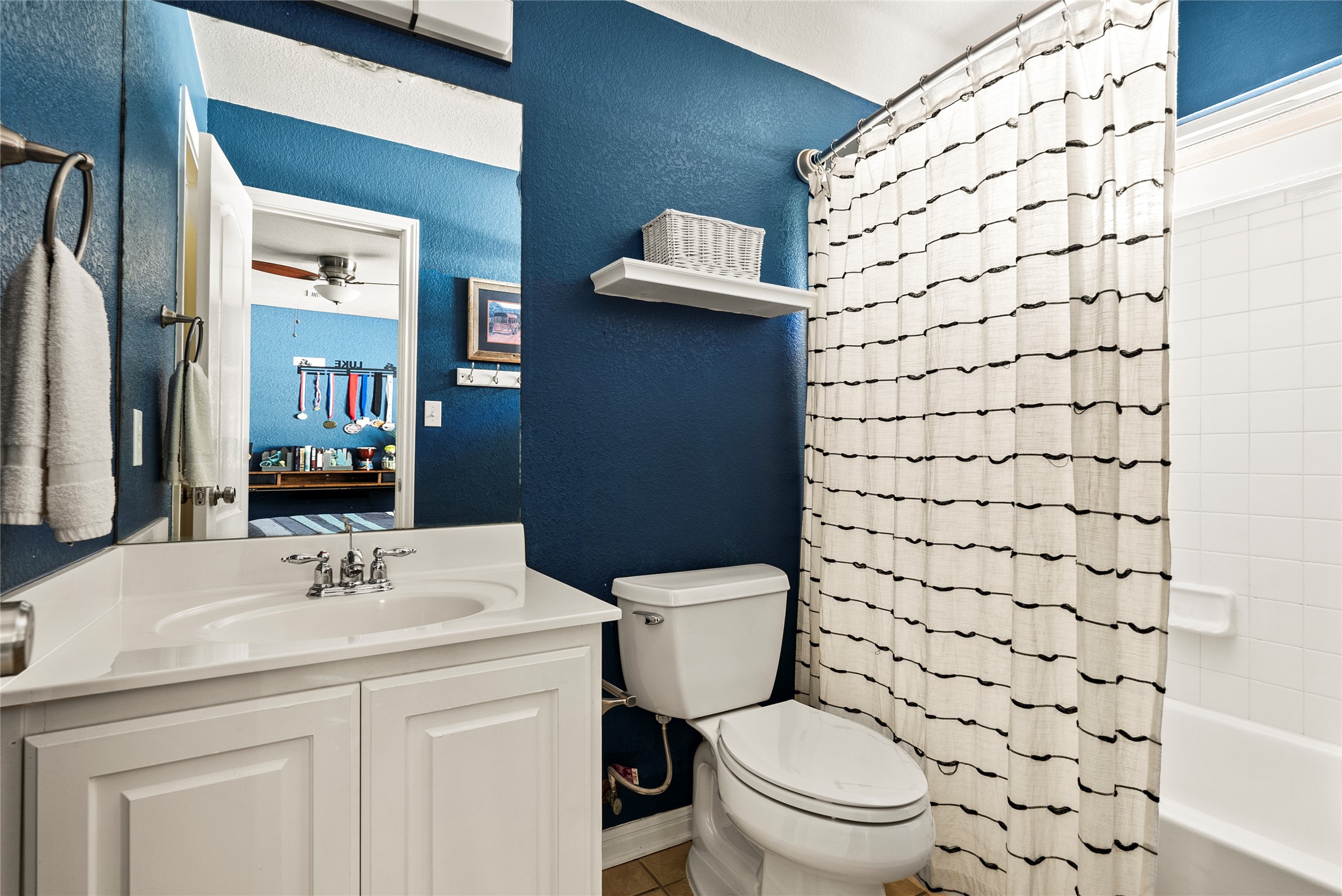 6720 Hansa Loop Austin, TX 78739 - Photo 30 of 38 Ensuite guest bathroom on the 2nd floor