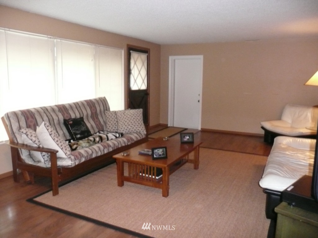5912 143rd Street Southwest Edmonds, WA 98026 - Photo 4 of 13 Gallery Image 4
