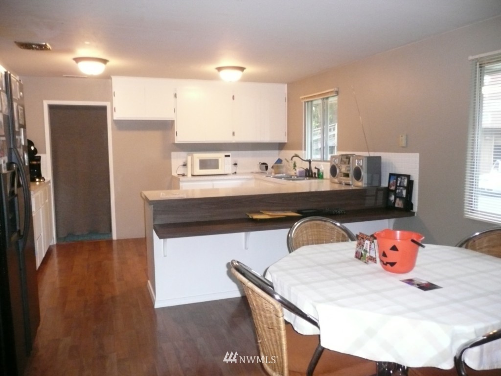 5912 143rd Street Southwest Edmonds, WA 98026 - Photo 5 of 13 Gallery Image 5