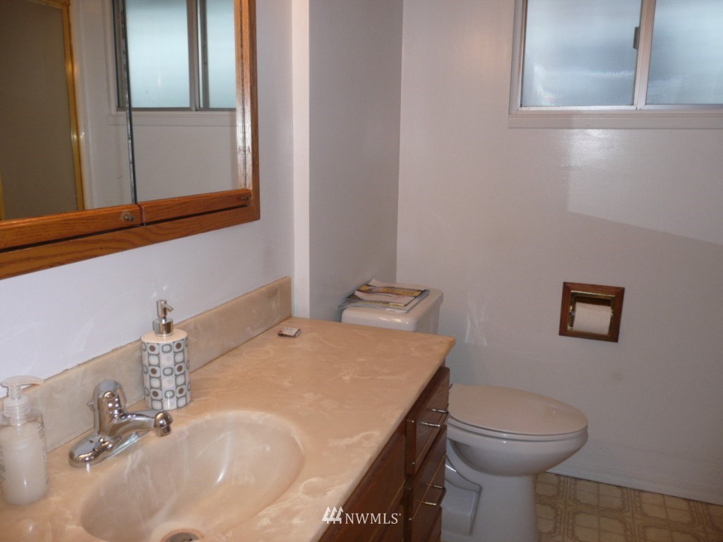 5912 143rd Street Southwest Edmonds, WA 98026 - Photo 6 of 13 Gallery Image 6