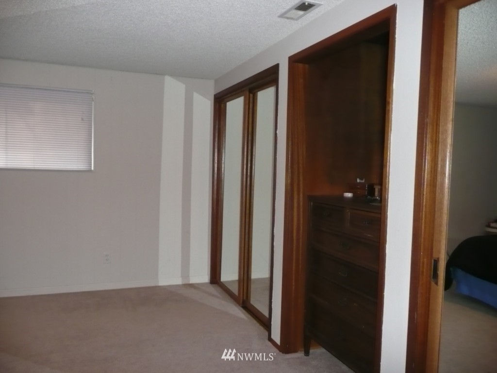 5912 143rd Street Southwest Edmonds, WA 98026 - Photo 8 of 13 Gallery Image 8