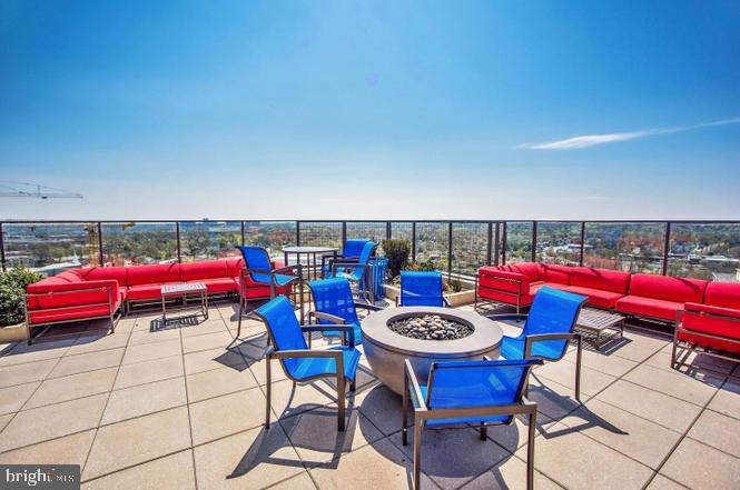 851 North Glebe Road, Unit 1015 Arlington, VA 22203 - Photo 25 of 29 a view of a chairs and tables in patio