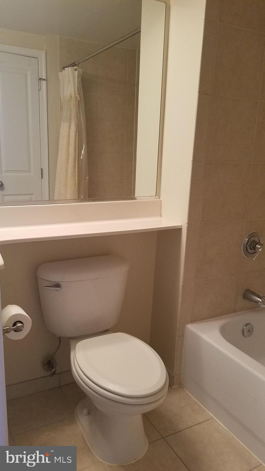 851 North Glebe Road, Unit 1015 Arlington, VA 22203 - Photo 10 of 29 a bathroom with a toilet and a bathtub