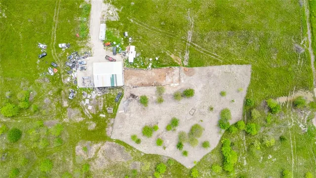 a view of entryway with garden